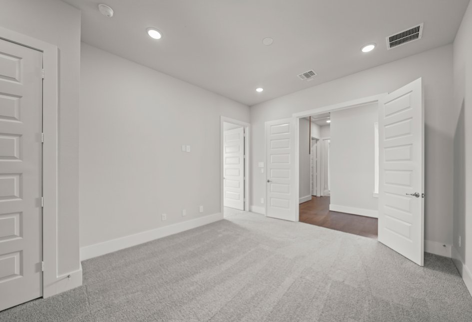 15012 Lakeline Green
