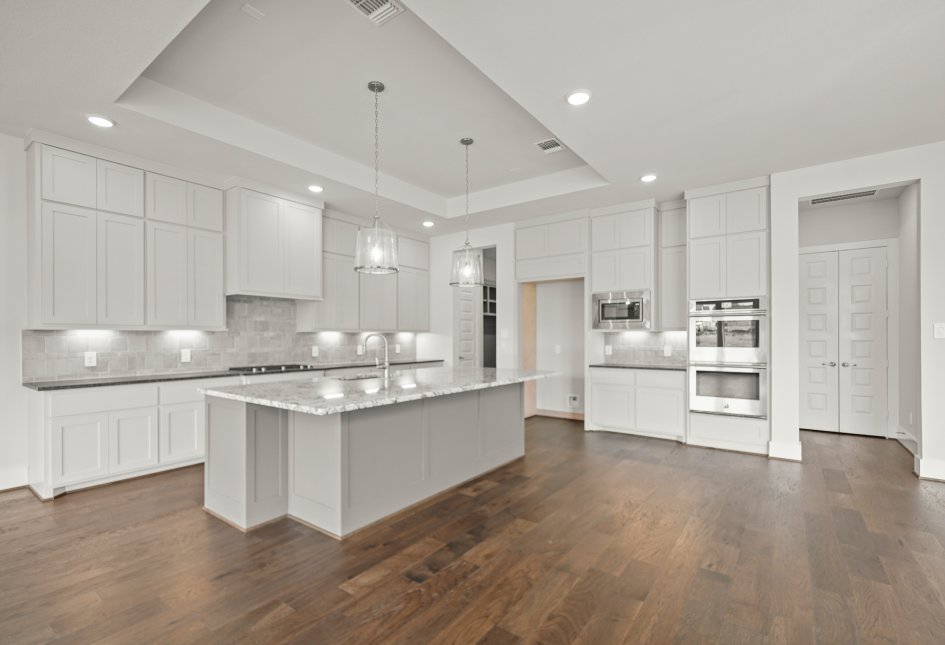 15012 Lakeline Green