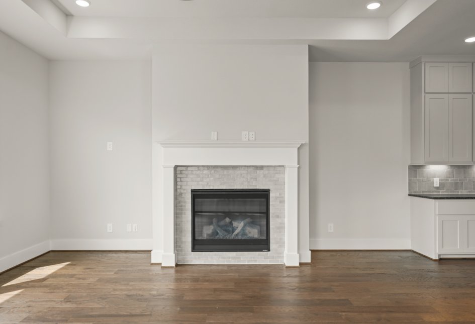 15012 Lakeline Green