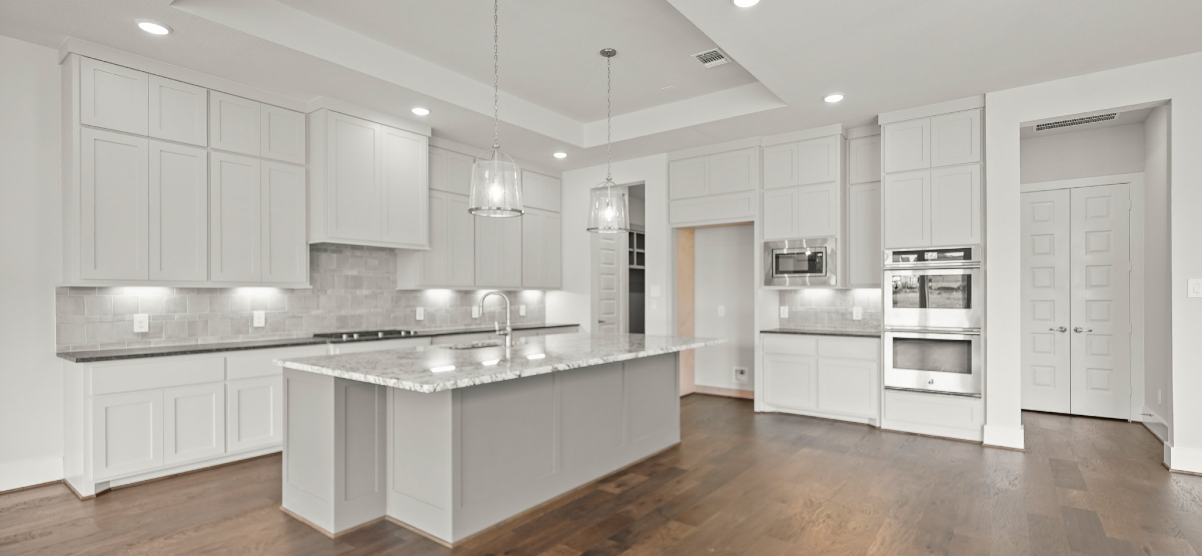 15012 Lakeline Green